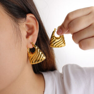 fashionable and personalized earrings, stainless steel with 18k gold plated oblique wavy trapezoidal hollow earrings, geometric u shaped earrings