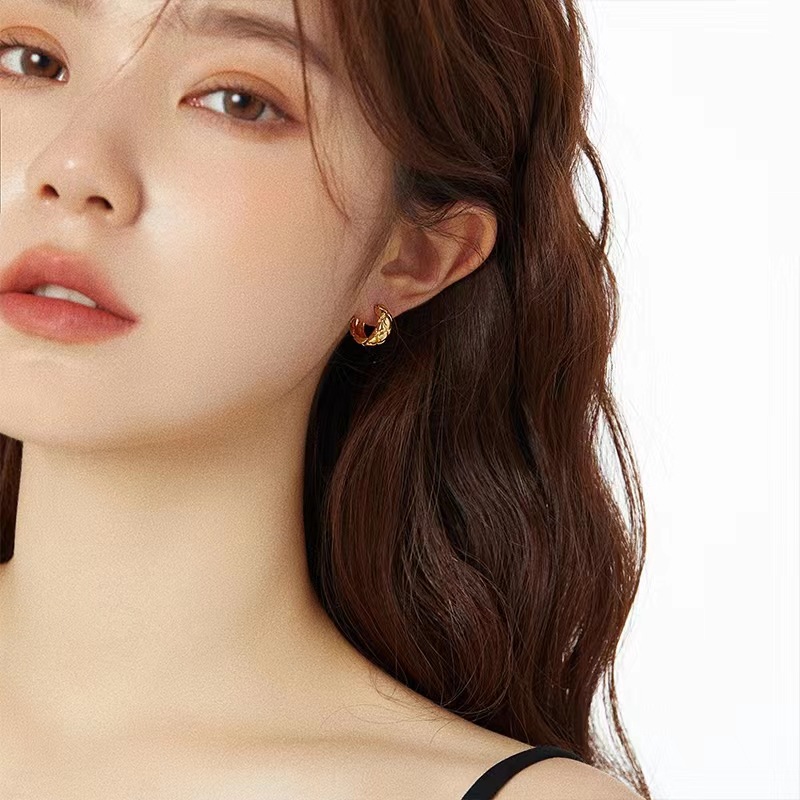 metal diamond wave cel earring buckle retro light luxury fashion trend high end ear jewelry