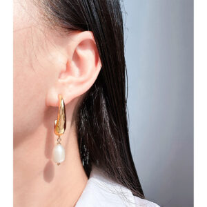 french retro hammered texture geometric earrings for women niche light luxury natural pearl earrings